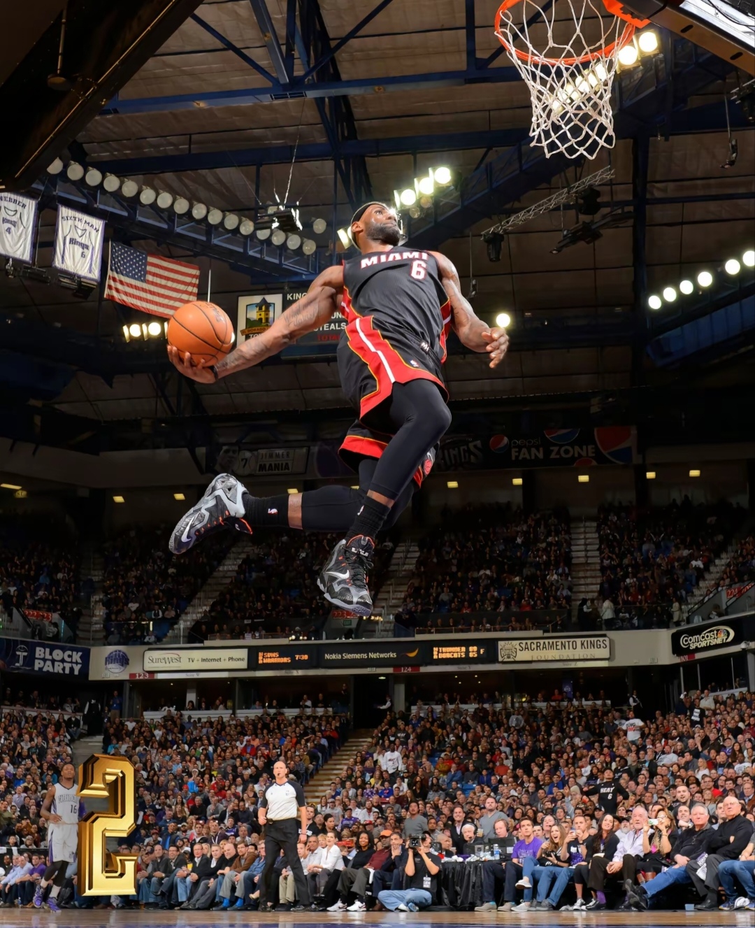 詹姆斯回归赛场，关键助攻首场状态亮眼，独行侠观众沸腾！的简单介绍-乐动体育平台